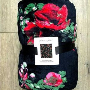 VICTORIA'S SECRET Sherpa Throw Blanket Pink Red Roses on Black NWT
